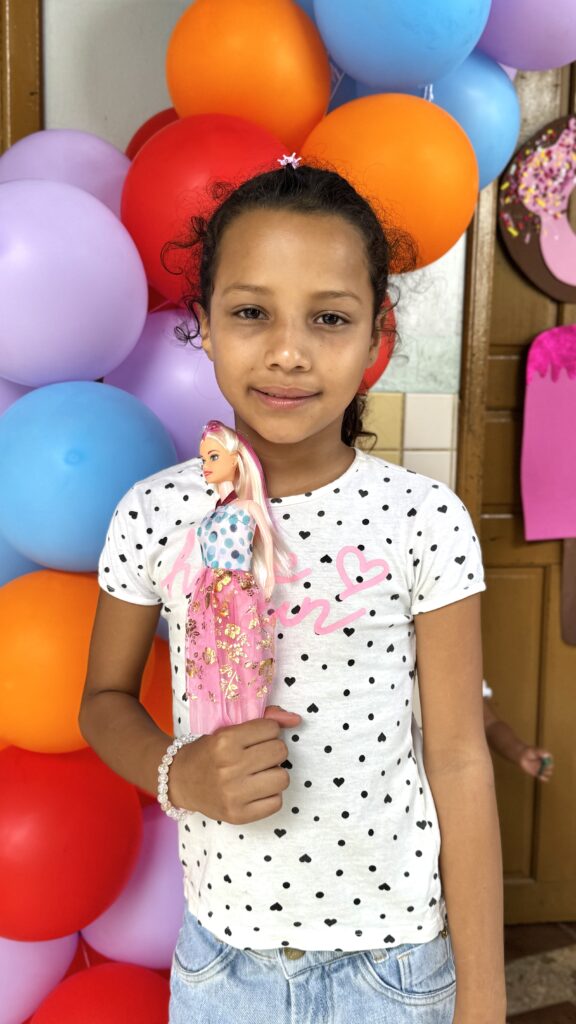 Mariah aproveitou a manhã de brincadeiras. Foto: Fernando Santtos/SEASDH