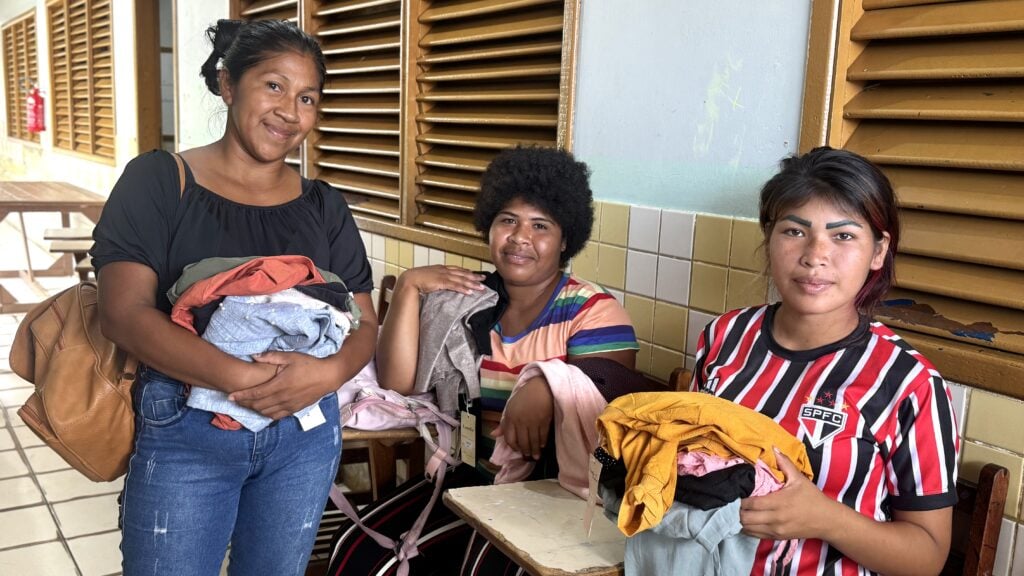 Leniza e a família pegaram kits do Vestuário Social. Foto: Fernando Santtos/SEASDH