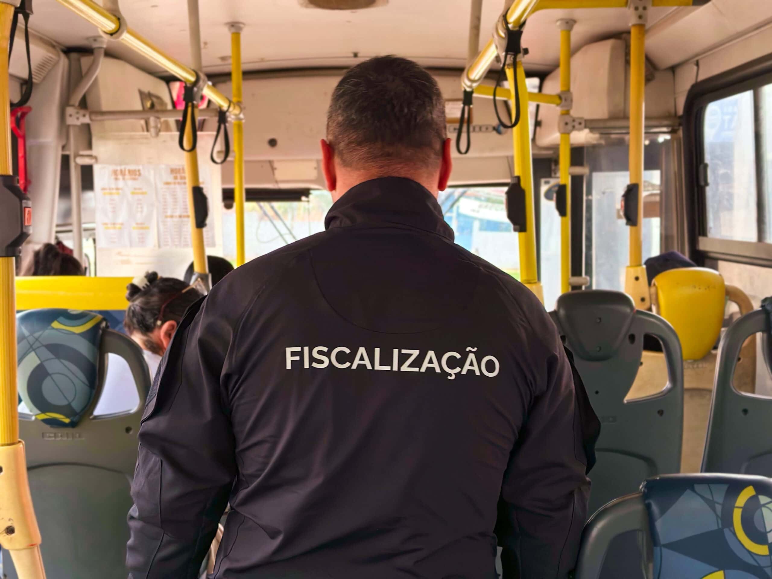 Ageac promove fiscalização e reforça diálogo com usuários do transporte intermunicipal na Vila do V