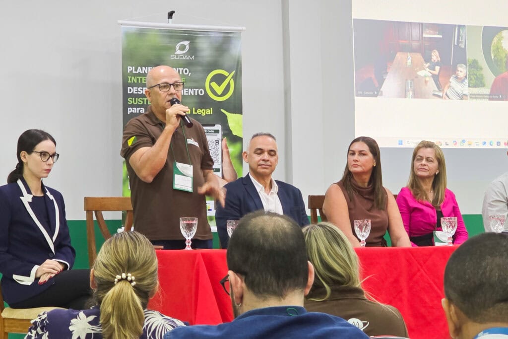 Representantes de instituições diversas se fizeram presentes, entre elas o presidente da Cooperativa dos Produtores de Café do Juruá (CooperCafé), Jonas Lima. Foto: Marcos Santos/ Secom