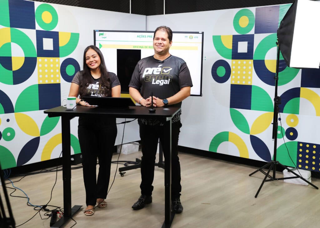 Professores do Pré-Enem Legal se preparam para a Live de Halloween, levando revisão e diversão aos estudantes na reta final para o Enem. Foto: Mardilson Gomes/SEE