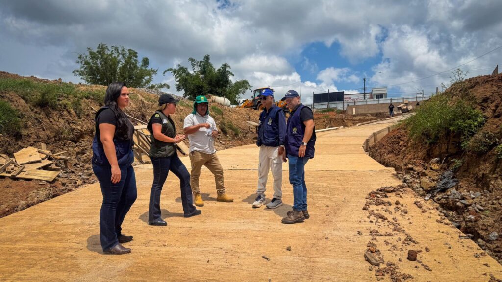Presidente do Deracre, Sula Ximenes, durante vistoria da obra. Foto: Thauã Conde/Deracre