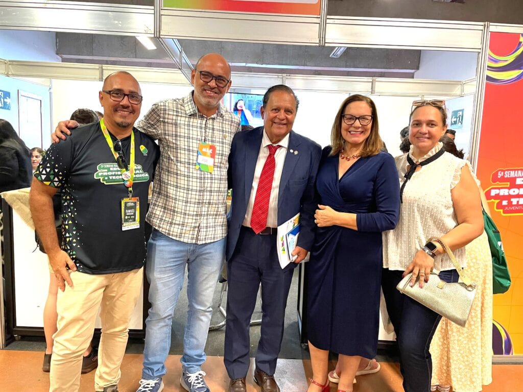 “Parabéns à educação profissional e tecnológica do Acre”, disse Marcos Lael (gravata vermelha), do MEC, ao conhecer projetos de estudantes do governo do estado via Ieptec, em Brasília. Foto: Dilma Tavares/Repac