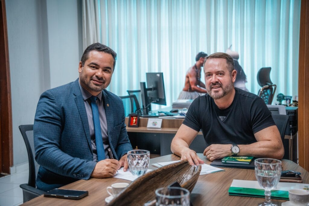 Deputado estadual Arleilson Cunha e o secretário de Turismo e Empreendedorismo assinaram o termo de fomento nesta quarta-feira, 29. Foto: Bruno Moraes/Sete