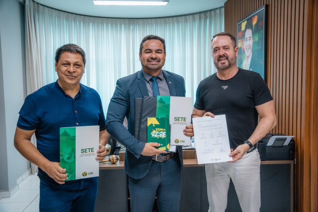 Carlos Adriano Melo, do Instituto Vida Plena; Arleilson Cunha, deputado estadual; e o secretário de Turismo e Empreendedorismo, Marcelo Messias. Bruno Moraes/Sete