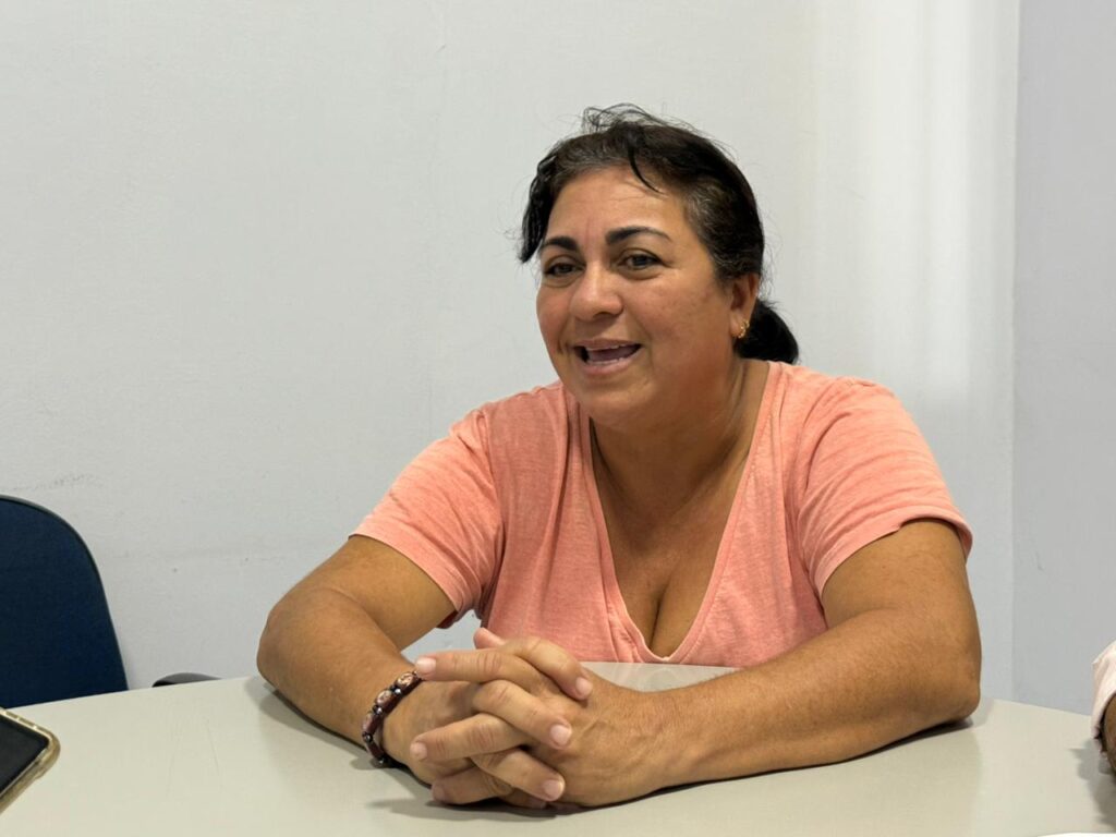 Professora Maria do Socorro Gonçalves acompanha de perto o desenvolvimento dos estudantes e celebra cada conquista alcançada por meio da educação e do esporte. Foto: Andrey Maia/SEE