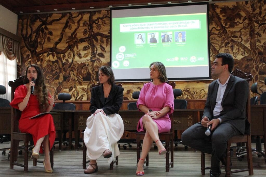 Mesa-redonda com representantes de MG, BA e RJ, discute experiências de atendimento inovador pelo Brasil. Foto: Alice Hainã/OCA
