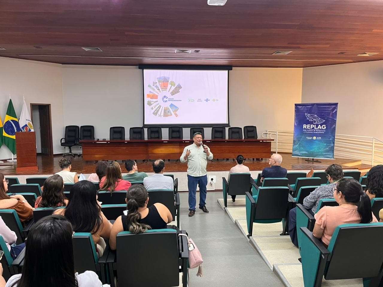 Chefe de departamento, Francimar Cavalcante, discorreu sobre a implementação do programa Cidades Empreendedoras nos 22 munipicios do Acre. Foto: Ascom/Seplan