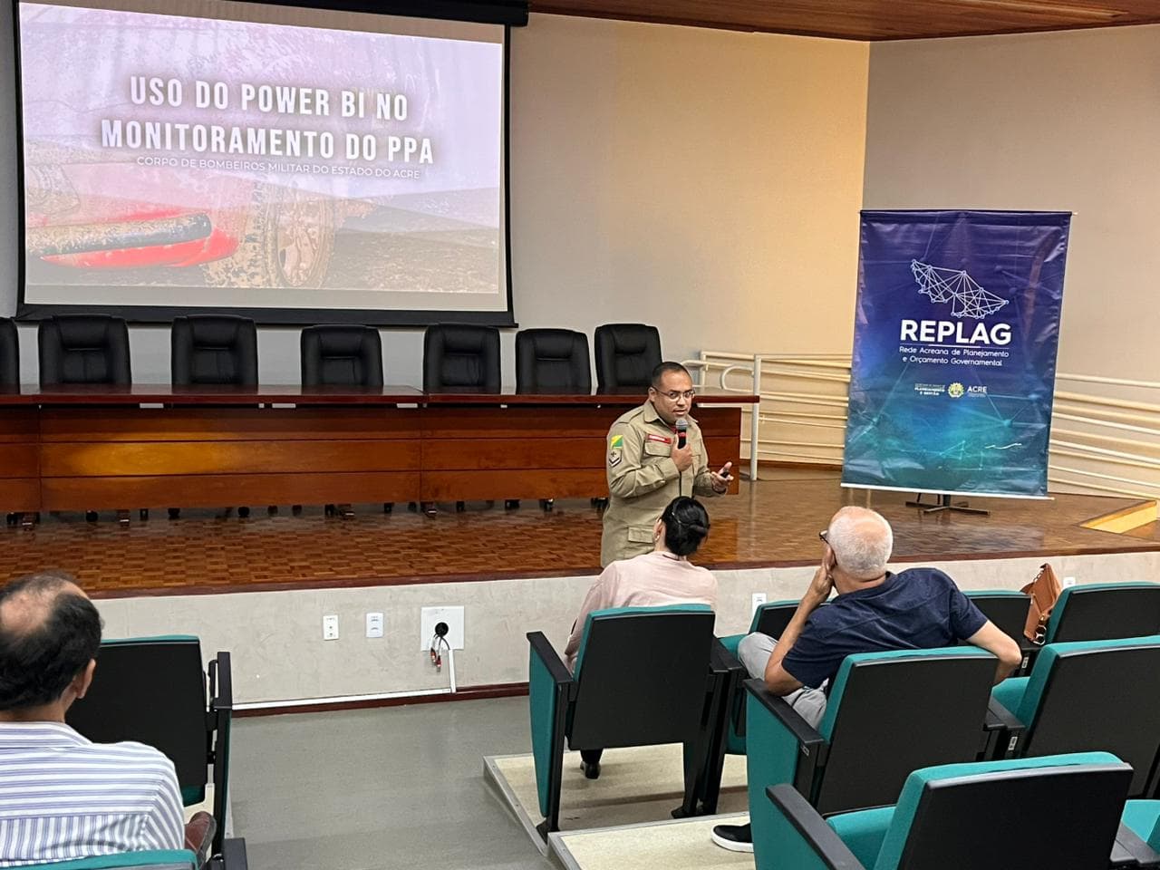 Soldado Gerbson Francisco Nogueira Maia apresentou a experiência bem-sucedida do Corpo de Bombeiros do Acre no monitoramento do seu planejamento e orçamento setorial por meio do software PowerBI. Foto: Ascom/Seplan