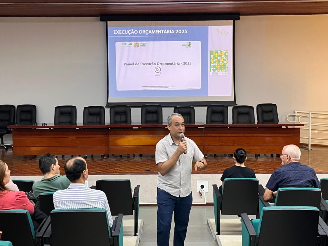 Chefe do Departamento de Estudos e Planejamento Orçamentário da Seplan, Denyscley Bandeira, realizou uma apresentação sobre os orçamentos temáticos e sobre o Plano de Contratações Anual. Foto: Ascom/Seplan