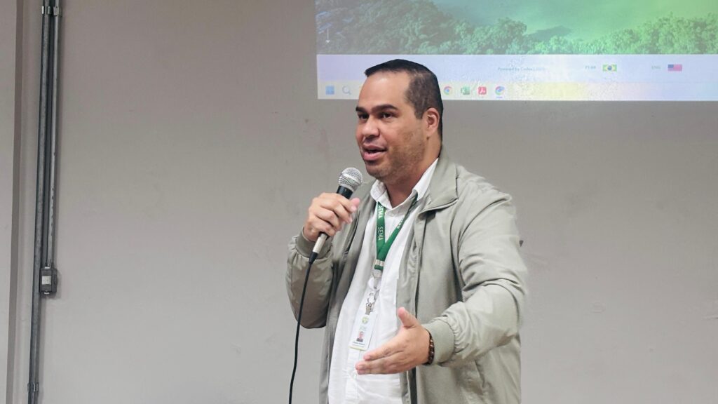 Coordenador do Cigma, Cláudio Cavalcante, explicou que os dados que compõem a plataforma foram desenvolvidos pela equipe técnica da UCGEO, uma unidade do Cigma. Foto: Ana Thaís Cordeiro/Sema