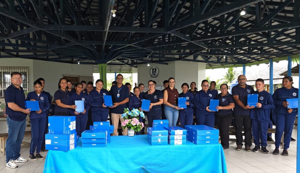 Estudantes da Escola Cívico-Militar Madre Adelgundes Becker recebem tablets entregues pelo Governo do Estado, em Cruzeiro do Sul. Foto: Glédisson Albano/SEE