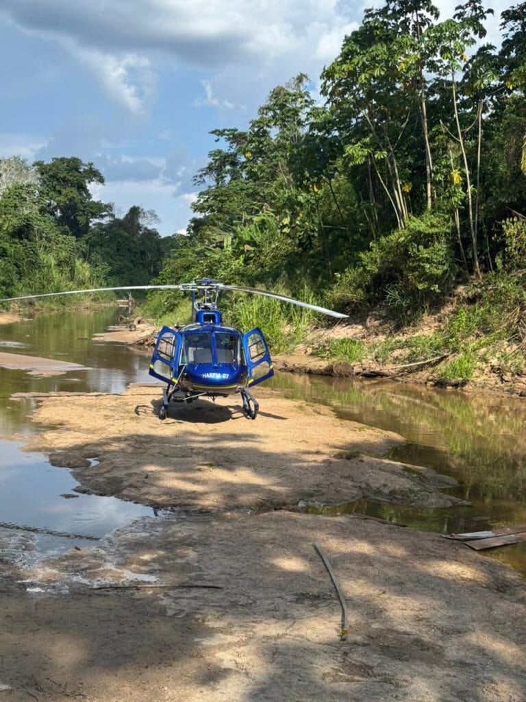 Pouso da aeronave em locais de difícil acesso na região do Juruá. Foto: Cedida
