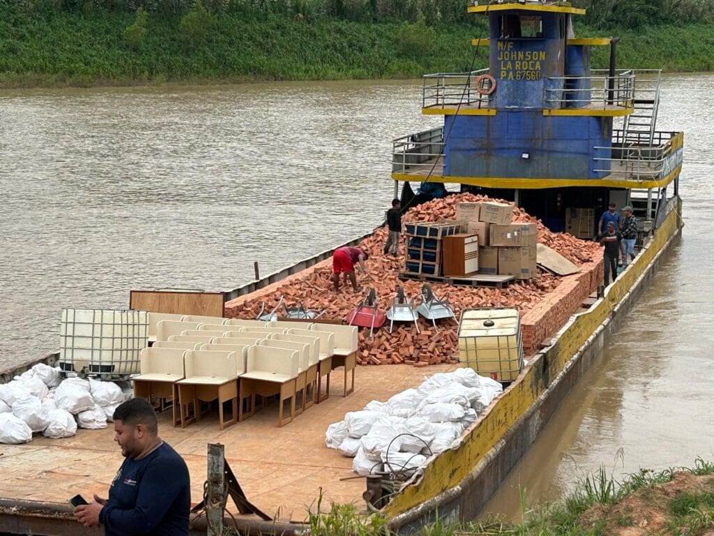 Carregamento de fogões, mesas e poltronas segue de balsa para atender escolas urbanas, rurais e indígenas. Foto: cedida