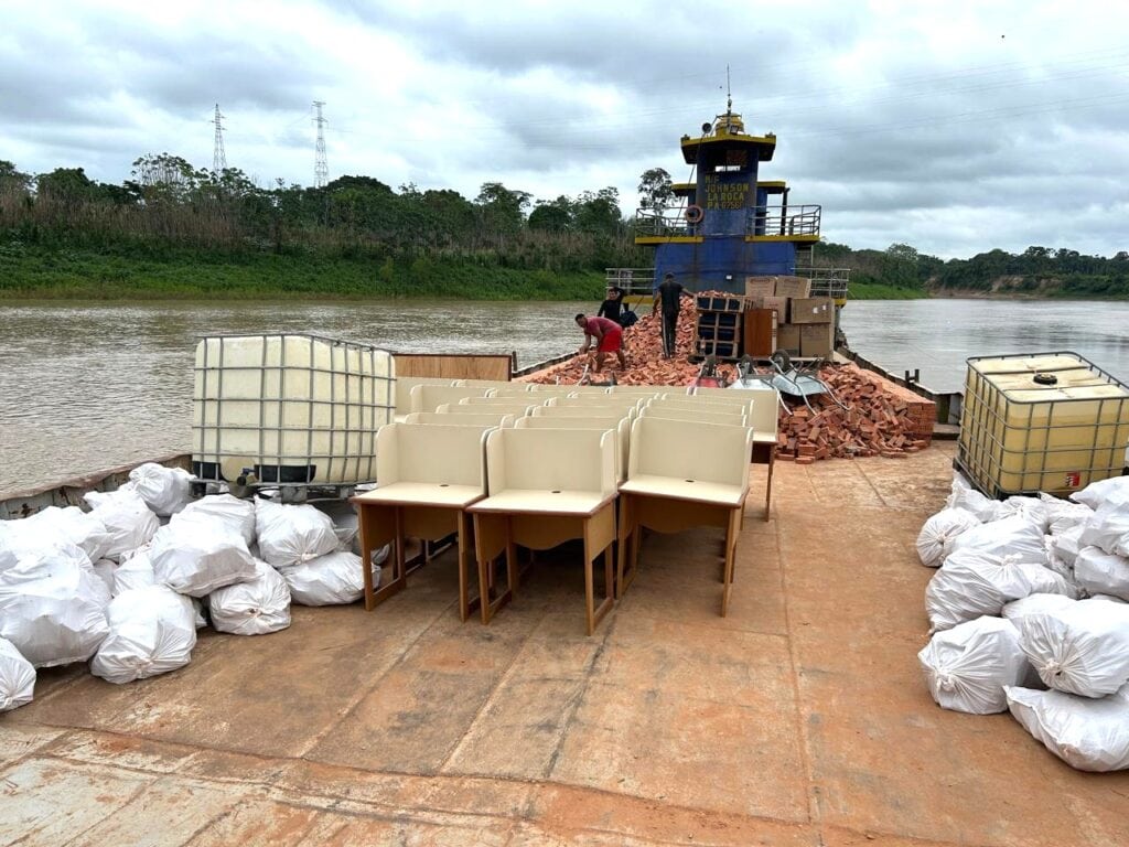 Equipe da SEE realiza o embarque do mobiliário escolar na ponte do Rio Purus, com destino a Santa Rosa do Purus. Foto: cedida