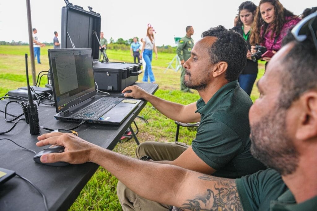 Operadores do Vant são capacitados e, neste primeiro momento, quatro policiais penais conduzem o monitoramento. Foto: Diego Gurgel/Secom