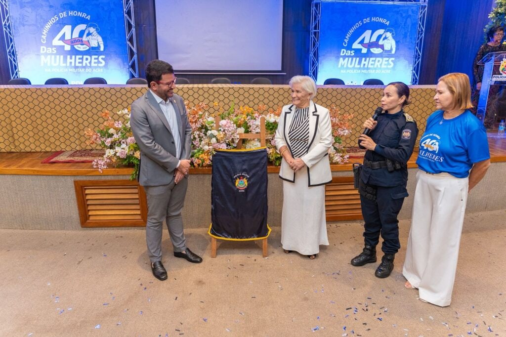 Momento do descerramento da placa das pioneiras da PMAC. Foto: Matheus Holanda/PMAC