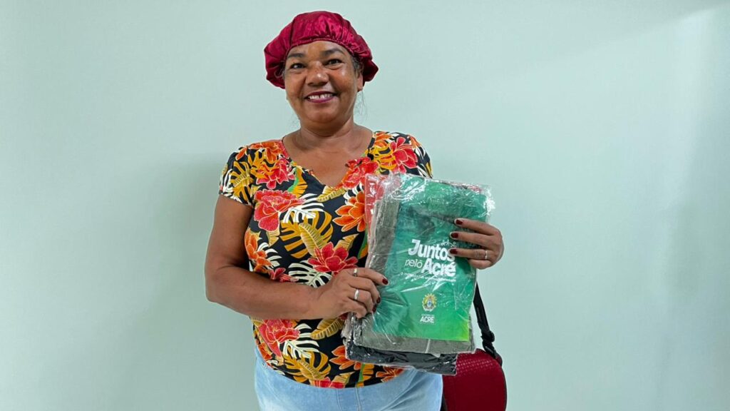 Antônia Barbosa, cuidadora de idosos, expressou gratidão pelo gesto solidário. Foto: Daniel Villamor/SEASDH