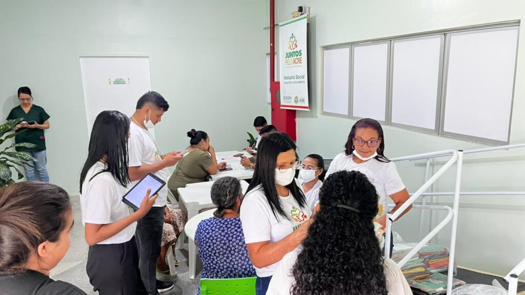 Governo entrega de 100 kits de roupas do projeto Vestuário Social. Foto: Daniel Villamor/SEASDH