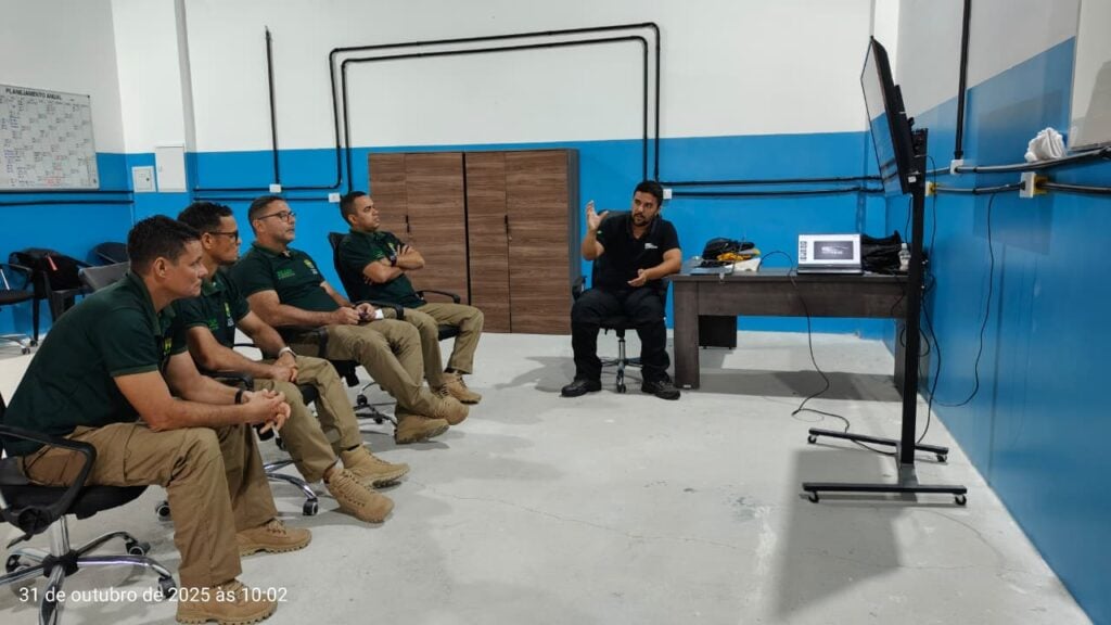 Curso é composto por módulos teóricos e práticos, que abordam desde o uso e manutenção do equipamento até os protocolos de segurança e organização de operações aéreas. Foto: Cedida