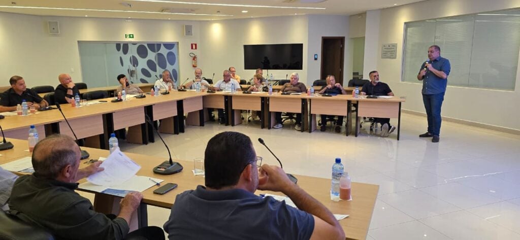 Secretário de Indústria, Ciência e Tecnologia, Assurbanípal Mesquita, demonstrou recursos do site à diretoria da Fieac. Foto: Luan Cesar/Seict