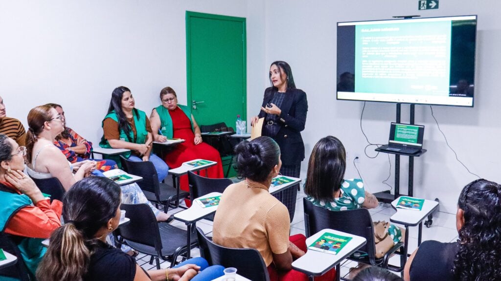 Palestrante Cilene Alencar durante ação de conscientização promovida as mulheres do Juruá, realizada em Cruzeiro do Sul. Foto: Diego Silva/Secom