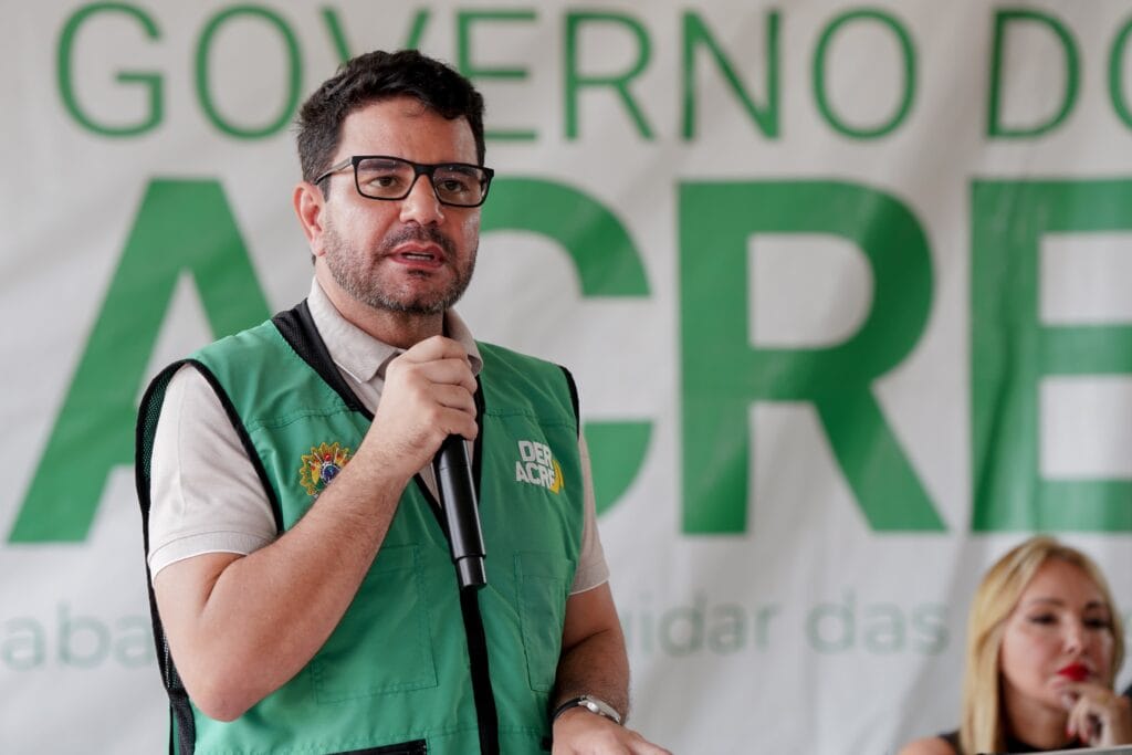 Governador Gladson Camelí enfatizou que a obra simboliza mais do que infraestrutura: representa o compromisso com o direito de ir e vir e a valorização da população ribeirinha. Foto: Neto Lucena/Secom