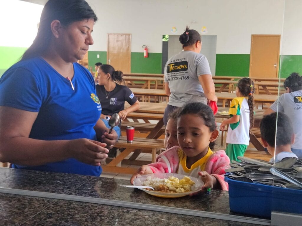 Todos os alunos da educação básica têm direito à alimentação escolar. Foto: Stalin Melo/SEE