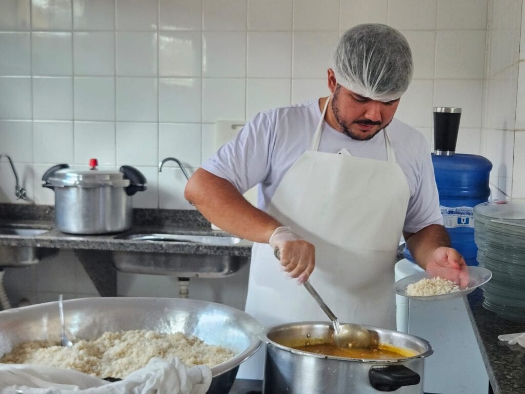 Gleyson Nascimento é um dos poucos merendeiros nesse universo predominantemente feminino. Foto: Stalin Melo/SEE