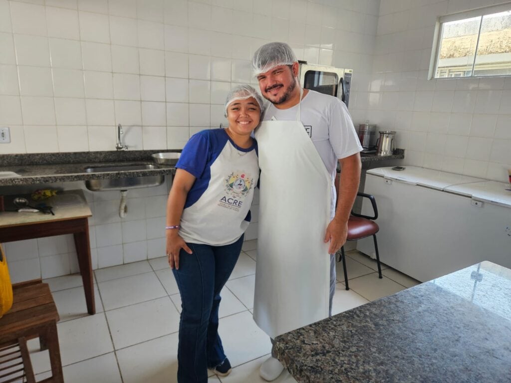 Kevellyn Nascimento considera toda a equipe da merenda como amigos e parceiros: “Eles escutam muito quando a gente precisa”. Foto: Stalin Melo/SEE