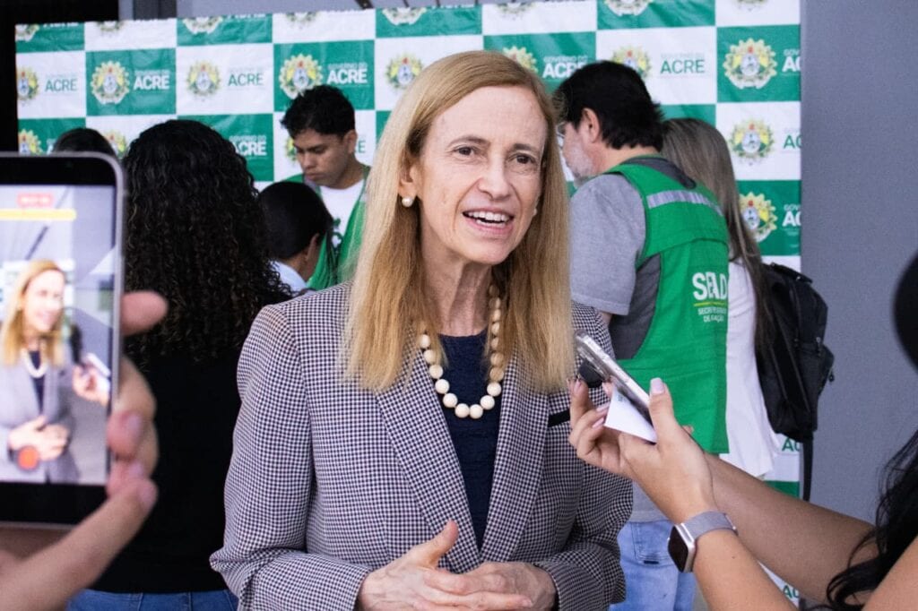 Cláudia Costin: “Estar no Juruá é enriquecedor, estive visitando os pontos turísticos da cidade e apreciando as belezas do Rio Juruá, um rio que eu estudava nos livros, ainda na escola primária”. Foto: Marcos Santos/ Secom