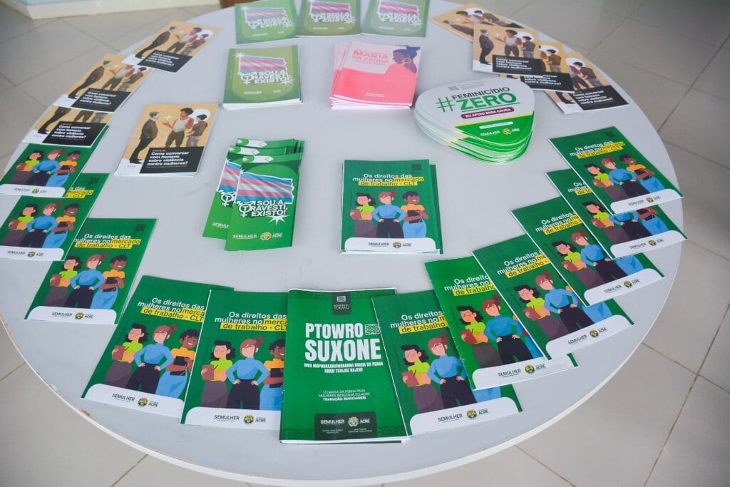 Materiais informativos destacam direitos, serviços e passos para buscar ajuda em situações de violência. Foto: Marcos Santos/ Secom