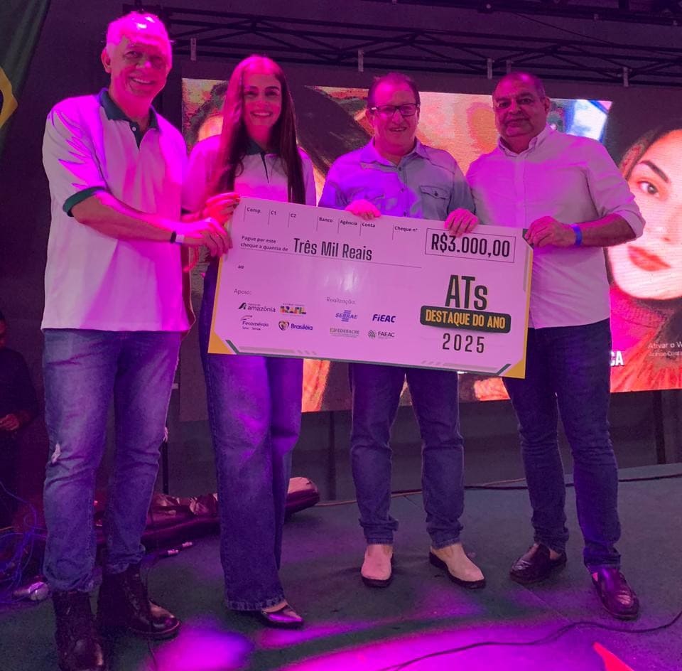 Titular da Seict, Assurbanípal Mesquita entrega homenagem a associação destaque na área de Indústria. Foto: Emely Azevedo/Seict