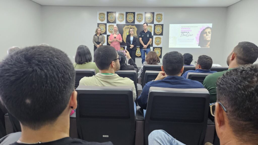 Delegados da PCAC orientam servidores da Seop sobre formas de violência doméstica e medidas previstas na Lei Maria da Penha. Foto: cedida