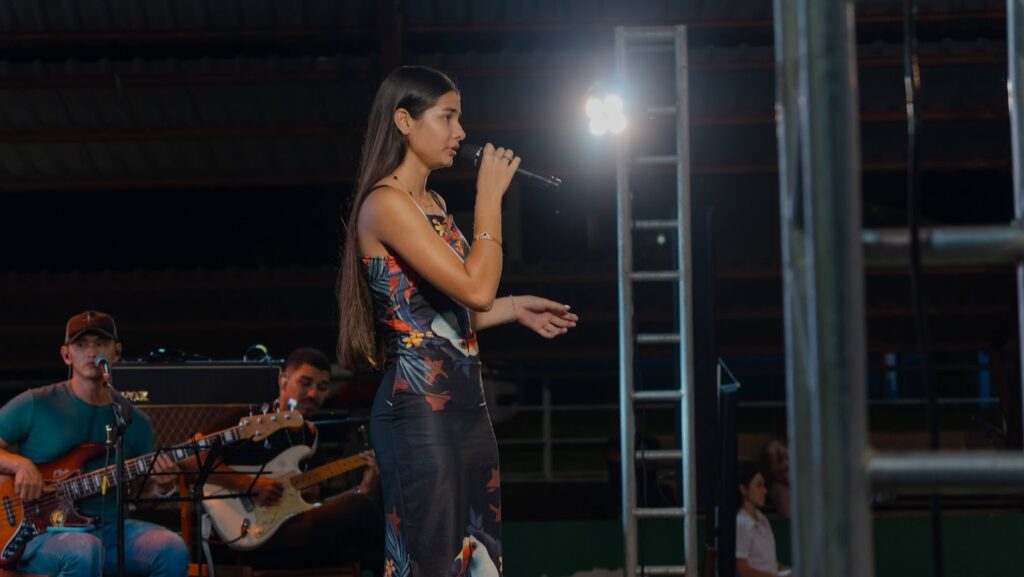 Aluna interpreta música escolhida para a competição, representando sua escola na semifinal do Festival Vozes na Rede. Foto: cedida