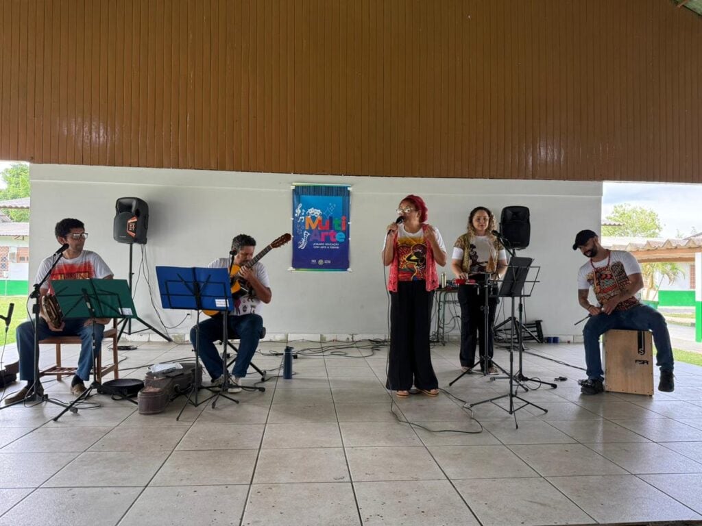 Artistas da Divisão MultiArte apresentam espetáculo Tons da Resistência na Escola Serafim da Silva Salgado. Foto: Jorge William/SEE
