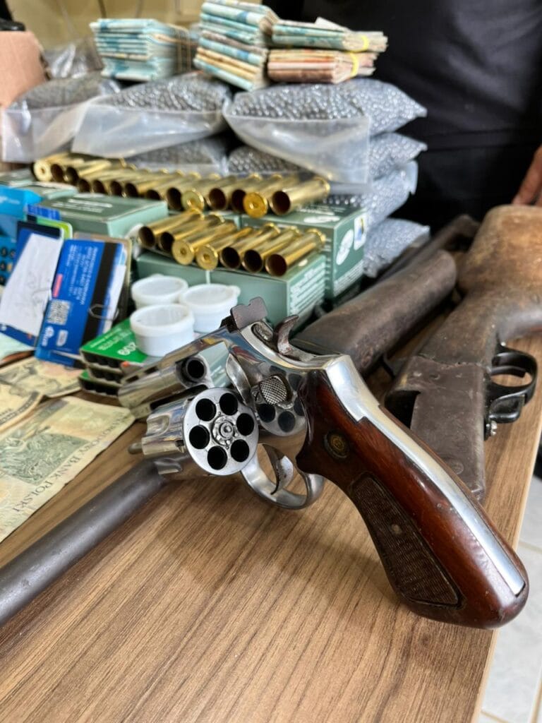 Cartões de crédito, dinheiro, armas e combustíveis armazenados irregularmente são apreendidos pela PCAC. Foto: cedida