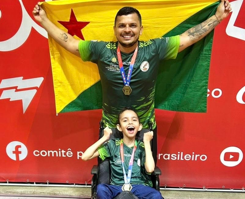 Isabelly Victoria com seu treinador comemorando a medalha de ouro. Foto: cedida