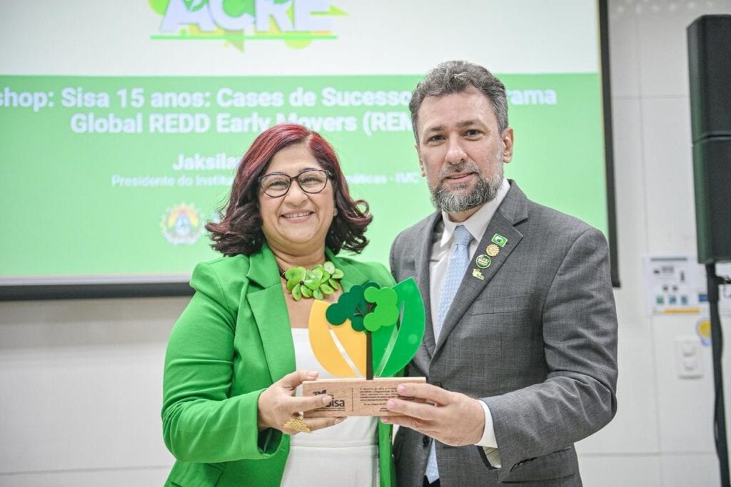Rodrigo recebeu homenagem do Instituto de Mudanças Climáticas em reconhecimento ao apoio jurídico oferecido desde a concepção do programa. Foto: Secom