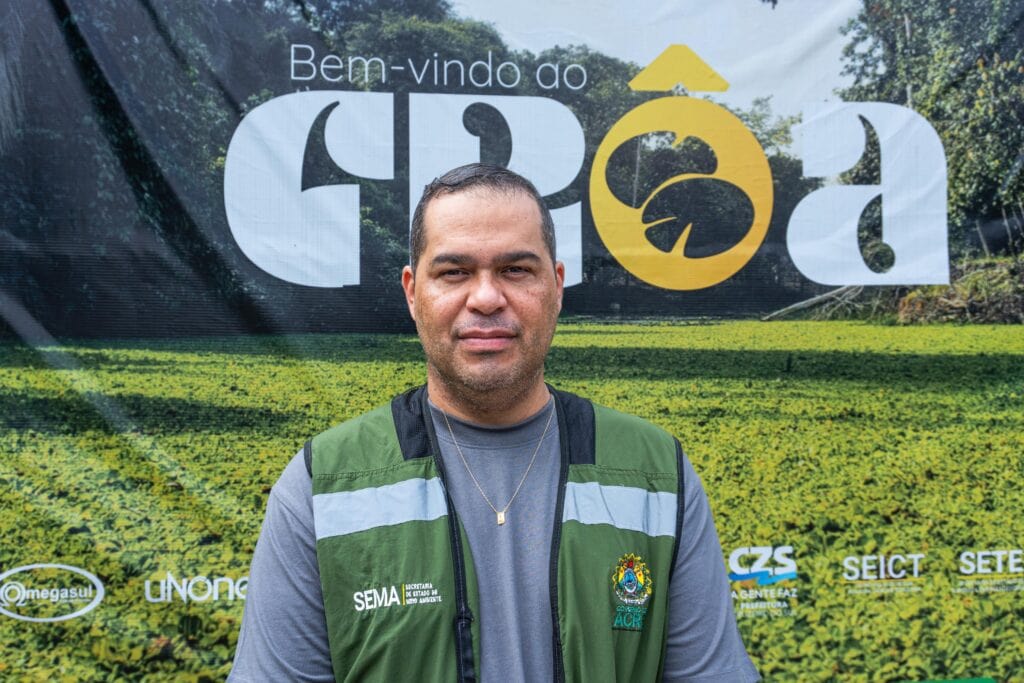 Coordenador do Cigma, Cláudio Cavalcante, durante explicação sobre o apoio oferecido aos produtores rurais na inscrição do Cadastro Ambiental Rural (CAR), análise da Conformidade Ambiental Habitacional (CAH) e verificação de pendências ambientais. Foto: Diego Silva/ Secom
