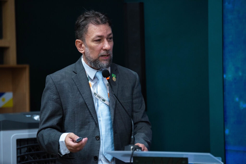 Chefe da Procuradoria de Meio Ambiente da PGE, Rodrigo Neves, abriu o painel apresentando a evolução da sustentabilidade do Acre. Foto: Consórcio da Amazônia Legal