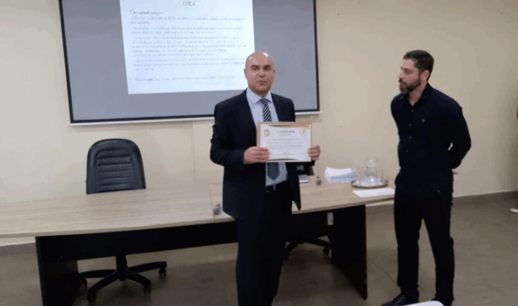 O oficial investigador Marcos Aurélio Pina recebeu certificado de reconhecimento da Acadepol pelos relevantes serviços prestados à Polícia Civil. Foto: assessoria/ PCAC