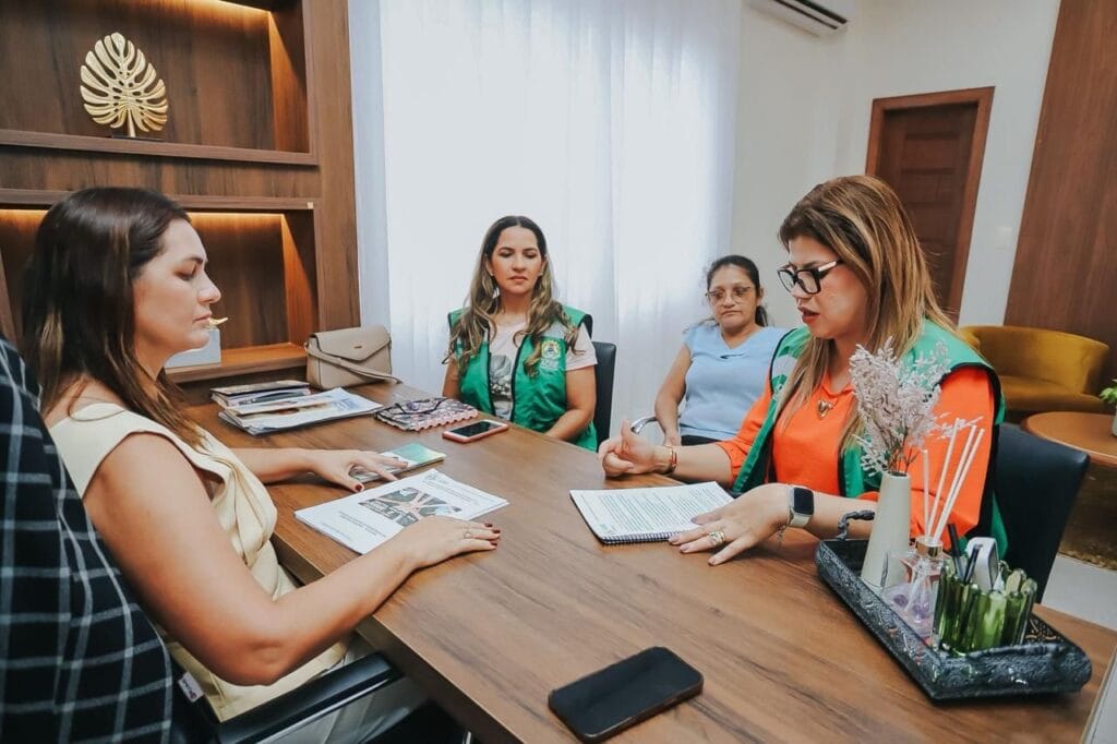 Vice-prefeita de Cruzeiro do Sul recebeu equipe estadual para orientação sobre o núcleo. Foto: cedida