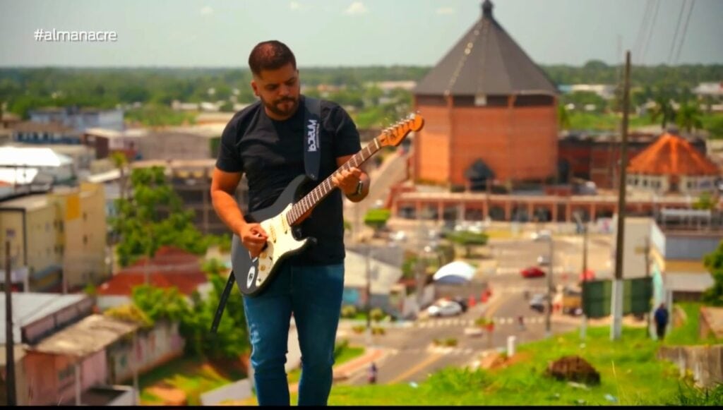 Professor e músico Clerton Gaspar de Souza apresenta a Guitarrada Acreana no Giro Cultural. Foto: Arquivo