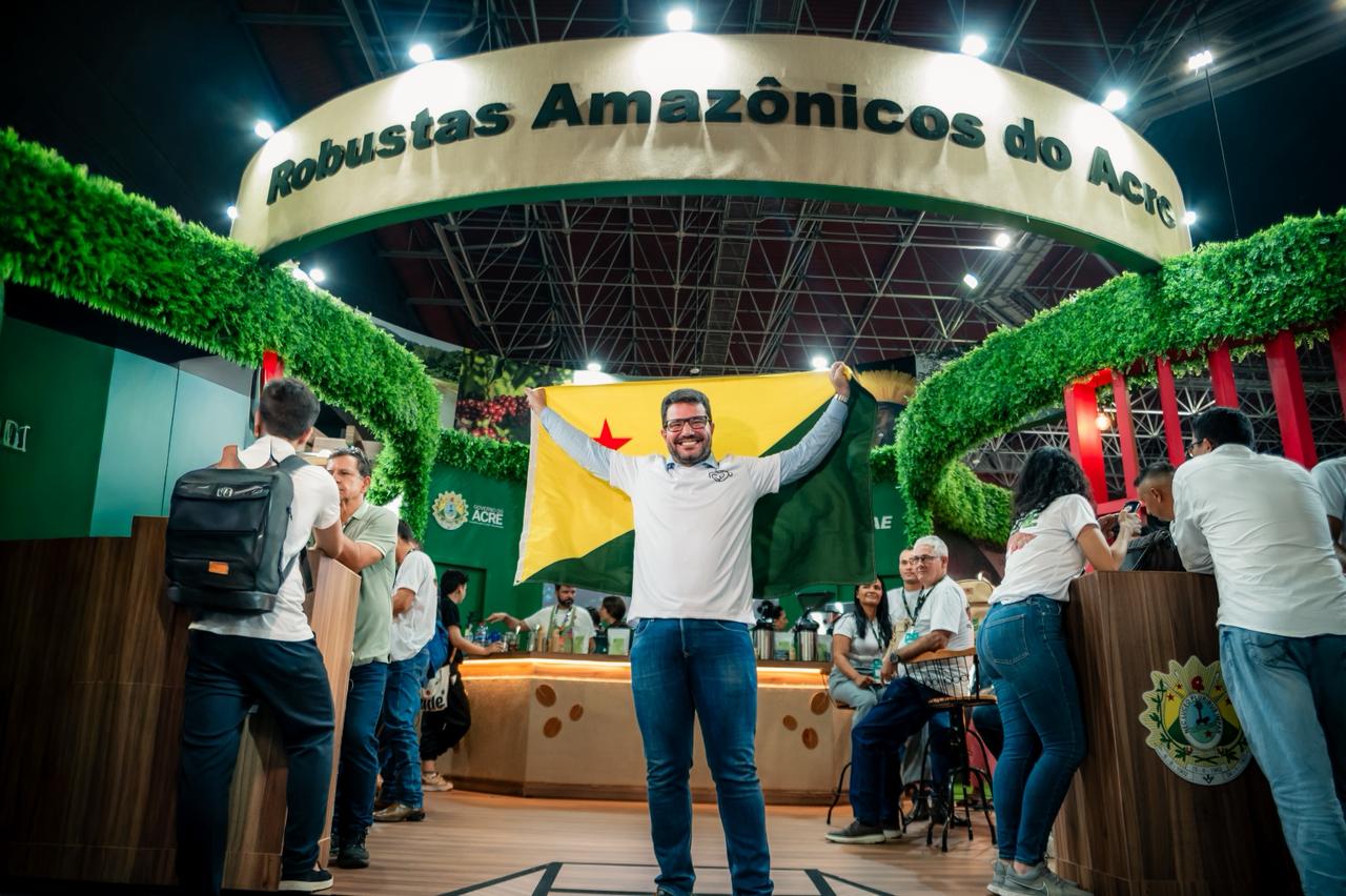 Gladson celebrou o momento histórico que o estado vive na produção de café. Foto: Ingrid Kelly/Secom