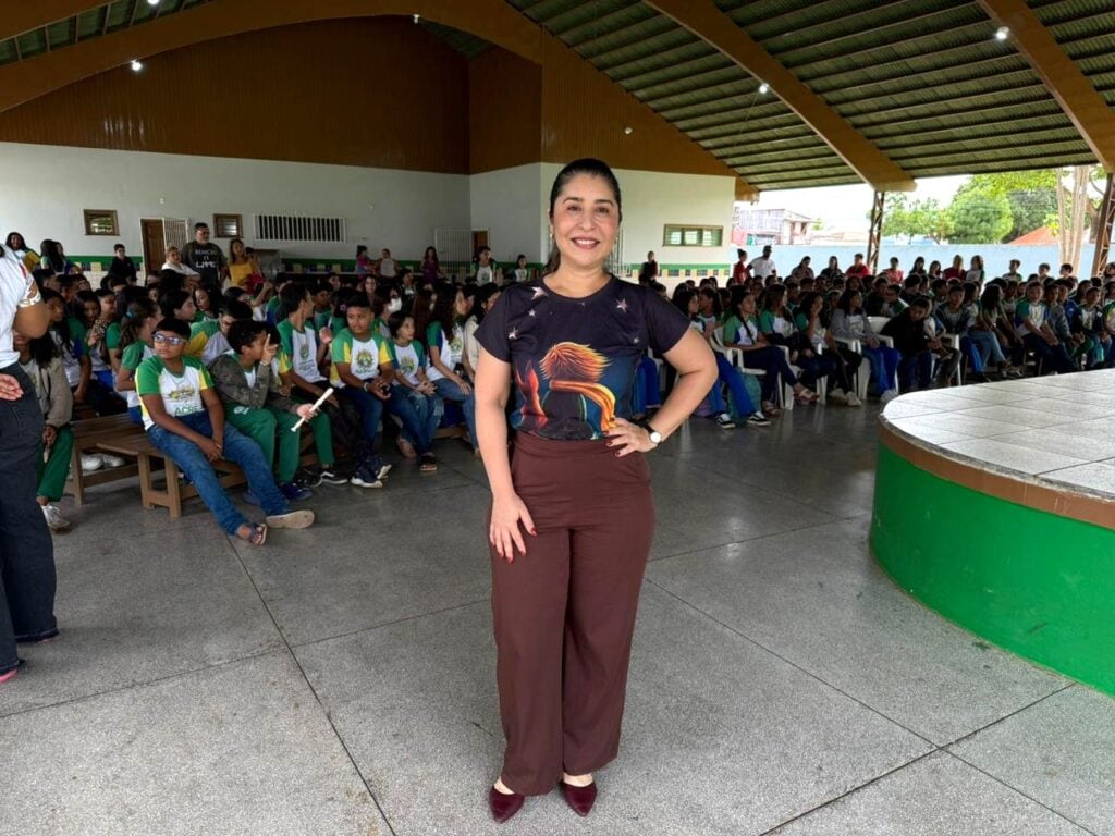 Coordenadora de Ensino, Regina Rodrigues destaca ações da escola em promoção da educação antirracista. Foto: Jorge William/SEE