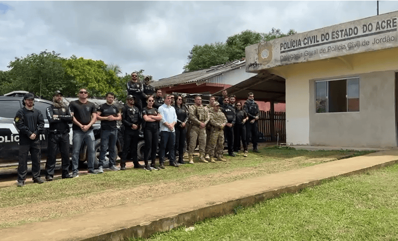 Policiais civis do Acre durante a execução da Operação Patrão, em Jordão. Foto: cedida