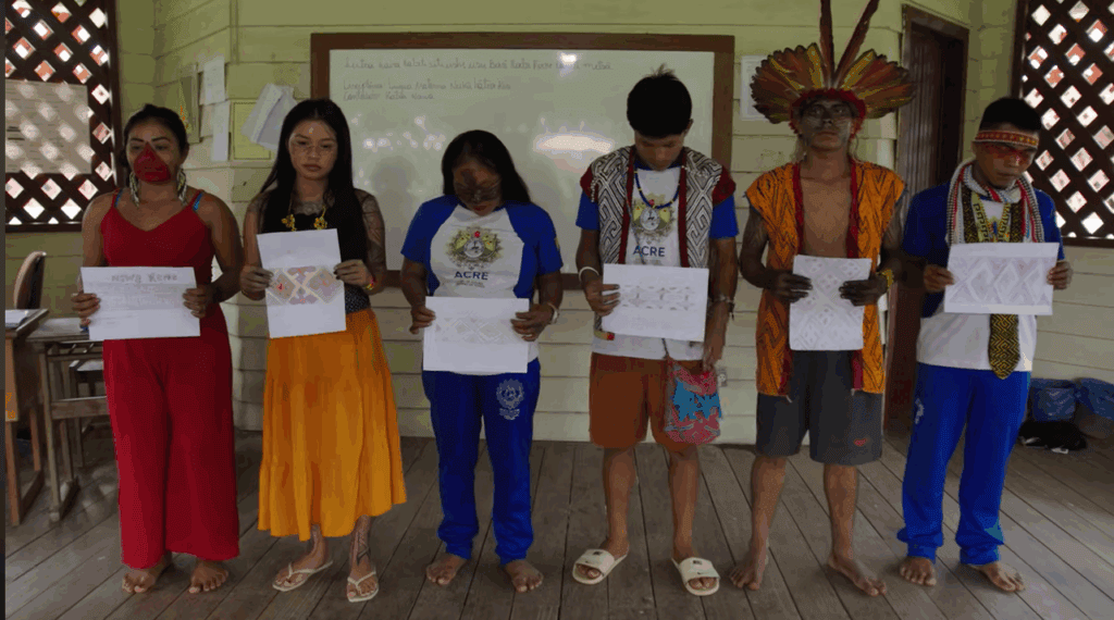 Estudantes apresentam grafismos tradicionais Huni Kuin, valorizando saberes ancestrais e expressões culturais da aldeia. Foto: Divulgação