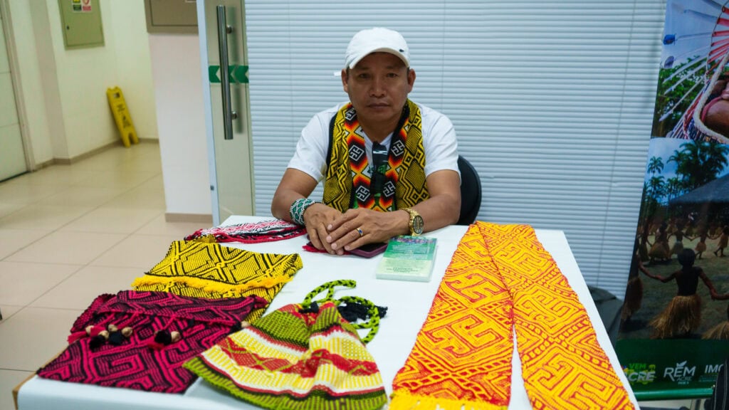 Professor Aldeni Matos apresenta artesanato Huni Kuin na COP30 e reforça o impacto do REM na valorização cultural. Foto: Uêslei Araújo/Sema