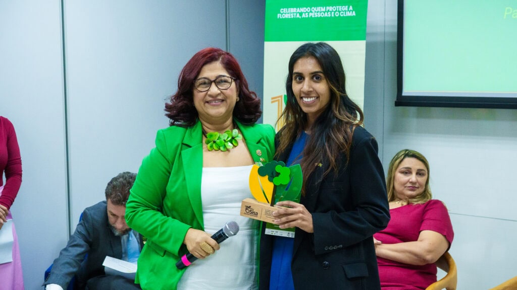 Primeira-secretária de Agricultura e Mercosul da Embaixada Britânica, Tamanna Sidika (de preto) reforçou o papel das parcerias internacionais no fortalecimento da governança climática do Acre. Foto: Ueslêi Araújo/Sema